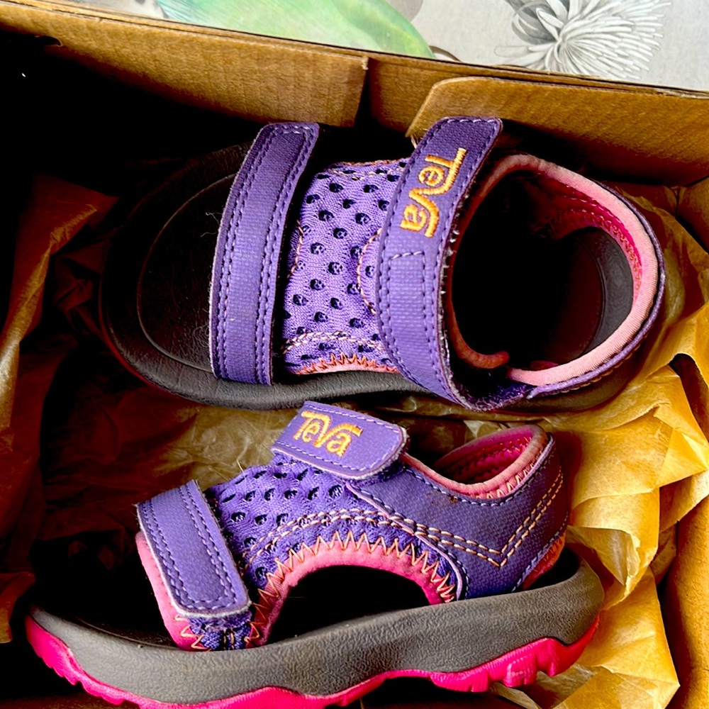 Size 4 toddler purple and pink teva sandals